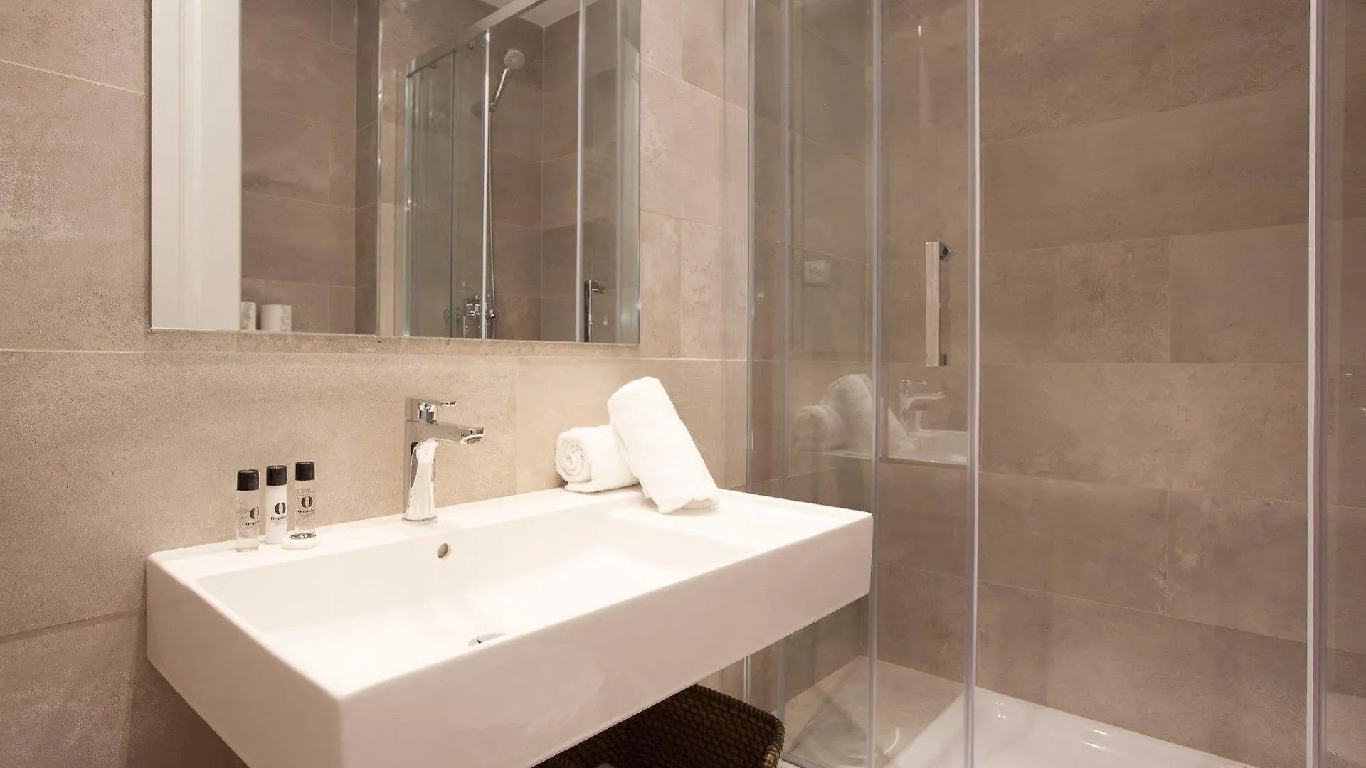 Rent Top Apartments Diagonal-Aribau Barcelona 3*,  Espanha